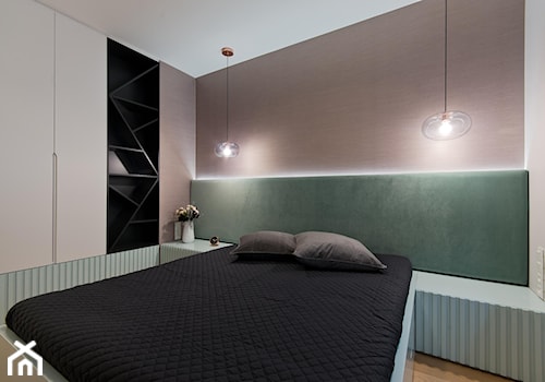 REALIZACJA GDAŃSK - Średnia biała zielona z panelami tapicerowanymi sypialnia, styl nowoczesny - zdjęcie od Studio Estima Sopot