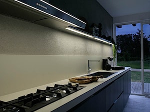 Veneta Cucine Tulipano - Średnia otwarta z salonem szara z zabudowaną lodówką z lodówką wolnostojącą kuchnia jednorzędowa - zdjęcie od Studio Estima Sopot