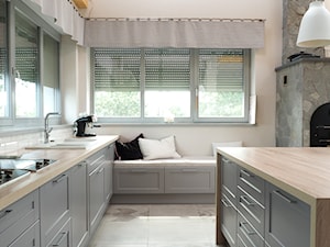 Dom pod Skulskiem - Średnia z salonem biała z podblatowym zlewozmywakiem kuchnia jednorzędowa z wyspą lub półwyspem, styl skandynawski - zdjęcie od DeGosh