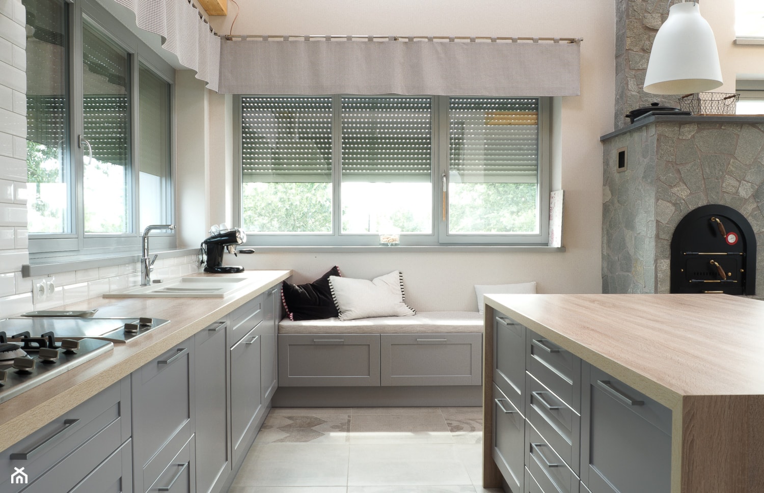 Dom pod Skulskiem - Średnia z salonem biała z podblatowym zlewozmywakiem kuchnia jednorzędowa z wys ... - zdjęcie od DeGosh - Homebook