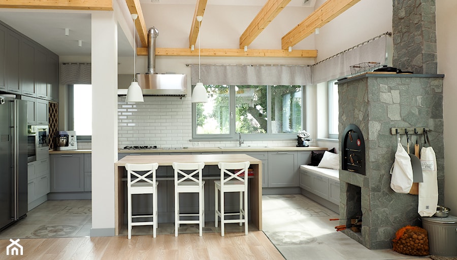 Dom pod Skulskiem - Duża otwarta biała z zabudowaną lodówką kuchnia w kształcie litery l z wyspą lub półwyspem, styl skandynawski - zdjęcie od DeGosh