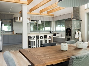 Dom pod Skulskiem - Średnia biała jadalnia w kuchni, styl skandynawski - zdjęcie od DeGosh