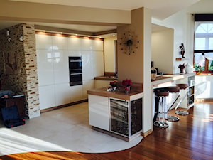 Kuchnie nowoczesne - Średnia otwarta z salonem biała z zabudowaną lodówką kuchnia w kształcie litery u z oknem, styl nowoczesny - zdjęcie od STUDIO ONYX