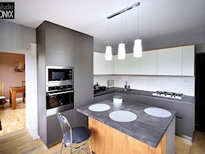 Kuchnie nowoczesne - Średnia otwarta z salonem z kamiennym blatem szara z zabudowaną lodówką kuchnia w kształcie litery g z wyspą lub półwyspem, styl nowoczesny - zdjęcie od STUDIO ONYX