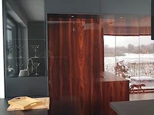 Kuchnie nowoczesne - Średnia zamknięta z kamiennym blatem czarna z zabudowaną lodówką kuchnia w kształcie litery l z wyspą lub półwyspem z oknem - zdjęcie od STUDIO ONYX