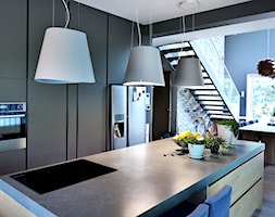 Kuchnie nowoczesne - Średnia otwarta z kamiennym blatem niebieska szara z zabudowaną lodówką kuchnia ... - zdjęcie od STUDIO ONYX - Homebook