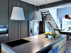 Kuchnie nowoczesne - Średnia otwarta z kamiennym blatem niebieska szara z zabudowaną lodówką kuchnia jednorzędowa z wyspą lub półwyspem z oknem, styl nowoczesny - zdjęcie od STUDIO ONYX