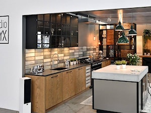 Kuchnie nowoczesne - ekspozycje - Średnia otwarta z salonem z kamiennym blatem biała szara z zabudowaną lodówką z podblatowym zlewozmywakiem kuchnia jednorzędowa z wyspą lub półwyspem, styl industrialny - zdjęcie od STUDIO ONYX