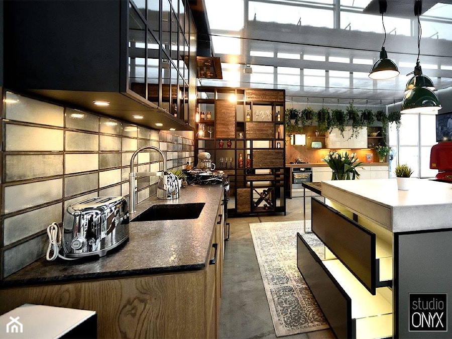 Kuchnie nowoczesne - ekspozycje - Średnia z salonem szara z podblatowym zlewozmywakiem kuchnia jednorzędowa z wyspą lub półwyspem, styl industrialny - zdjęcie od STUDIO ONYX