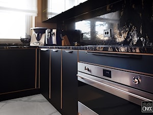 Średnia zamknięta czarna z zabudowaną lodówką z lodówką wolnostojącą kuchnia w kształcie litery l z oknem z marmurem nad blatem kuchennym - zdjęcie od STUDIO ONYX