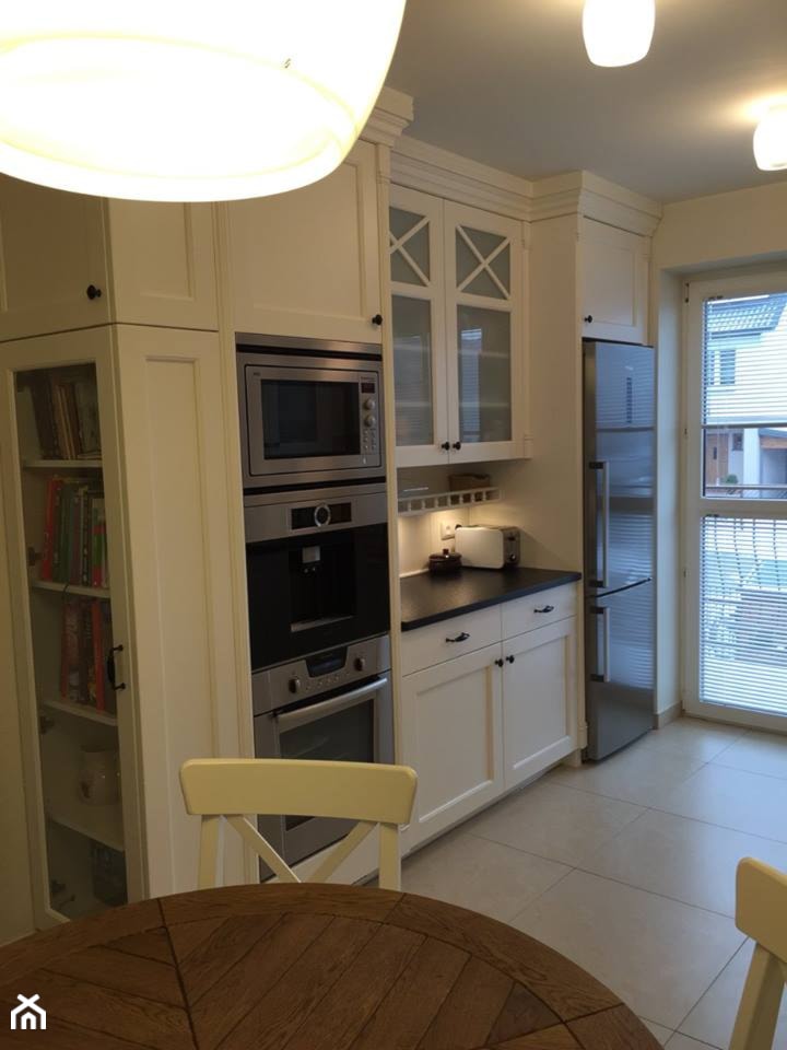 Kuchnie klasyczne - Mała otwarta z salonem biała z zabudowaną lodówką kuchnia jednorzędowa z oknem, styl tradycyjny - zdjęcie od STUDIO ONYX
