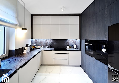 Duża zamknięta biała czarna z zabudowaną lodówką z podblatowym zlewozmywakiem kuchnia w kształcie litery u z oknem z marmurem nad blatem kuchennym z marmurową podłogą, styl nowoczesny - zdjęcie od STUDIO ONYX