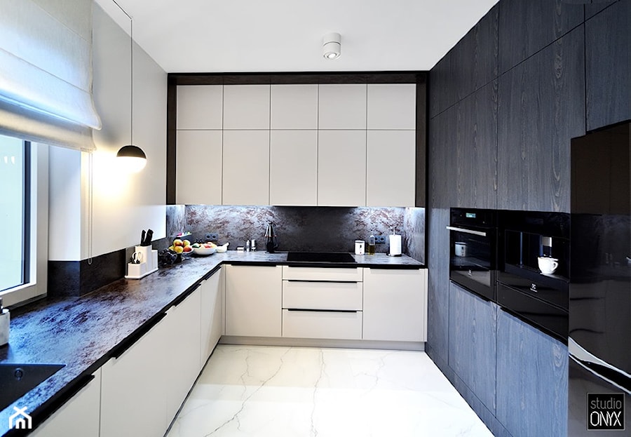 Duża zamknięta biała czarna z zabudowaną lodówką z podblatowym zlewozmywakiem kuchnia w kształcie litery u z oknem z marmurem nad blatem kuchennym z marmurową podłogą, styl nowoczesny - zdjęcie od STUDIO ONYX