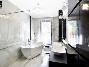 ŁAZIENKA - Średnia z lustrem z marmurową podłogą łazienka z oknem - zdjęcie od STUDIO ONYX