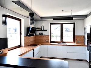 Kuchnie nowoczesne - Średnia otwarta biała z zabudowaną lodówką z nablatowym zlewozmywakiem kuchnia w kształcie litery g z oknem, styl nowoczesny - zdjęcie od STUDIO ONYX