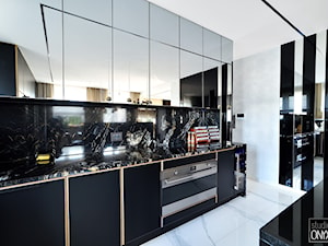 Średnia zamknięta czarna szara z zabudowaną lodówką kuchnia w kształcie litery u z oknem z marmurem nad blatem kuchennym z marmurową podłogą - zdjęcie od STUDIO ONYX