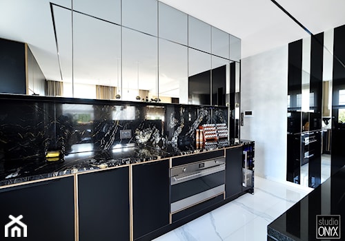 Średnia zamknięta czarna szara z zabudowaną lodówką kuchnia w kształcie litery u z oknem z marmurem nad blatem kuchennym z marmurową podłogą - zdjęcie od STUDIO ONYX