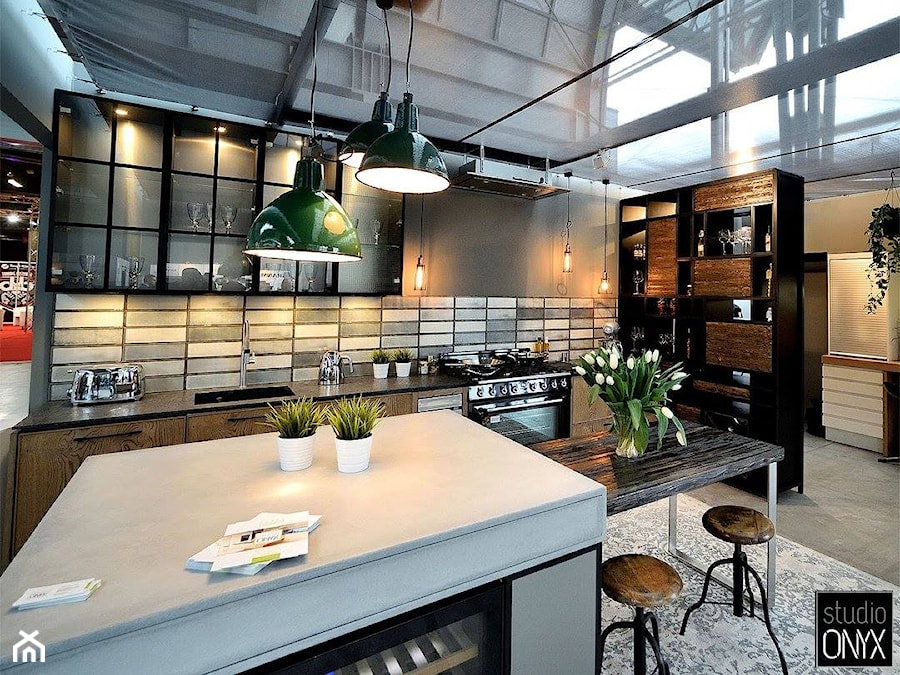 Kuchnie nowoczesne - ekspozycje - Duża otwarta z salonem z kamiennym blatem czarna z zabudowaną lodówką z podblatowym zlewozmywakiem kuchnia jednorzędowa z oknem, styl industrialny - zdjęcie od STUDIO ONYX