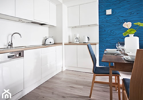apartamenty wakacyjne 2014 - Średnia otwarta z salonem biała z zabudowaną lodówką z lodówką wolnostojącą z nablatowym zlewozmywakiem kuchnia w kształcie litery l, styl nowoczesny - zdjęcie od Pszczołowscy projektowanie wnętrz