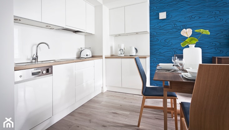 apartamenty wakacyjne 2014 - Średnia otwarta z salonem biała z zabudowaną lodówką z lodówką wolnostojącą z nablatowym zlewozmywakiem kuchnia w kształcie litery l, styl nowoczesny - zdjęcie od Pszczołowscy projektowanie wnętrz