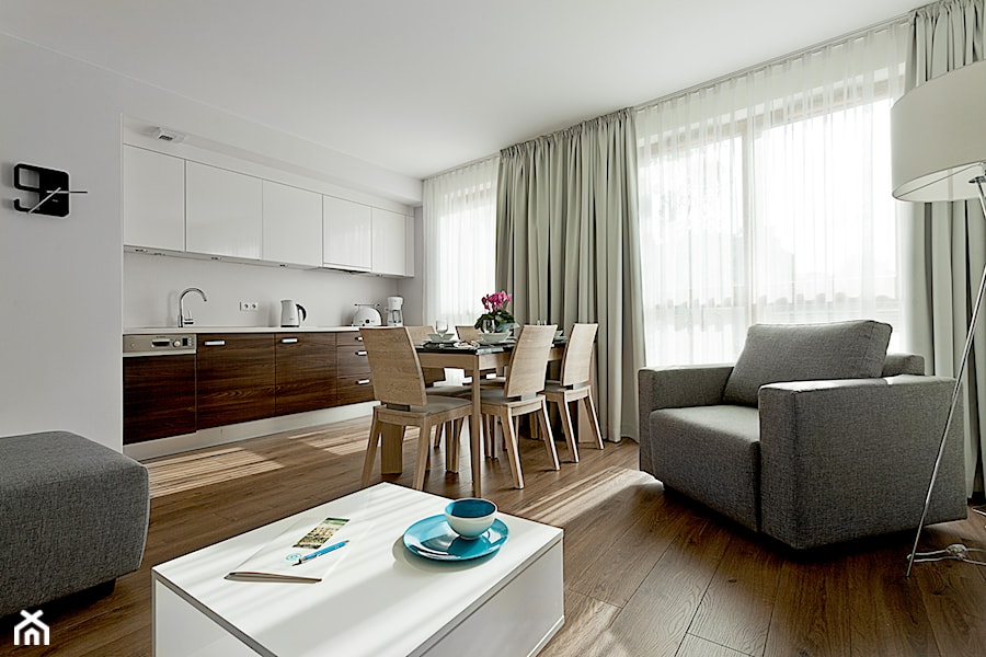 apartamenty wakacyjne 2016 - Średni biały szary salon z kuchnią z jadalnią, styl nowoczesny - zdjęcie od Pszczołowscy projektowanie wnętrz
