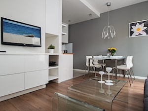 apartament Waterline 2 Gdańsk - Średnia szara jadalnia w salonie, styl skandynawski - zdjęcie od Pszczołowscy projektowanie wnętrz