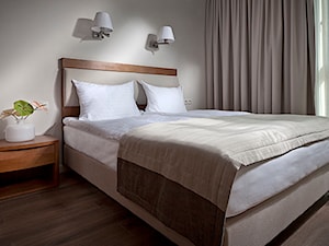 apartamenty wakacyjne 2014 - Mała szara sypialnia, styl tradycyjny - zdjęcie od Pszczołowscy projektowanie wnętrz