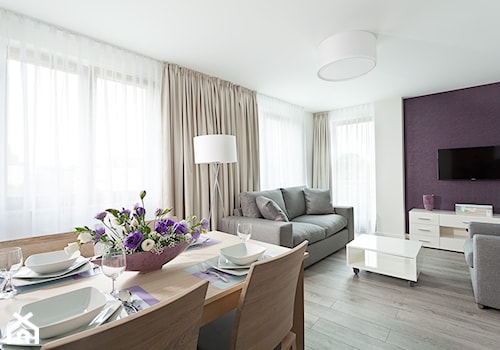 apartamenty wakacyjne 2016 - Średni biały fioletowy salon z jadalnią, styl nowoczesny - zdjęcie od Pszczołowscy projektowanie wnętrz