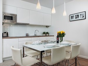 apartament Waterline 1 Gdańsk - Mała szara jadalnia w kuchni, styl nowoczesny - zdjęcie od Pszczołowscy projektowanie wnętrz
