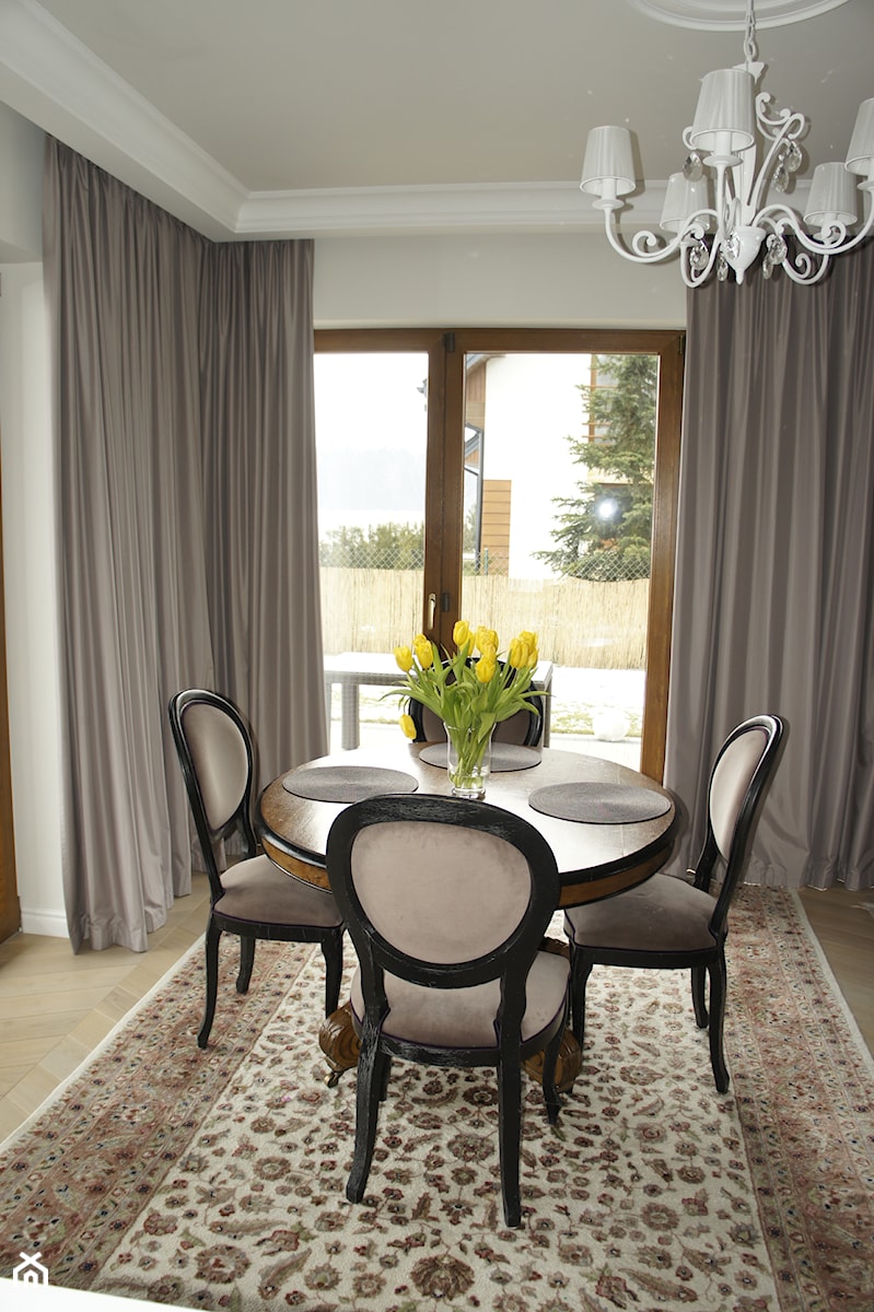 Dom w Lesznowoli - Mała biała jadalnia w salonie, styl glamour - zdjęcie od RS-DESIGN