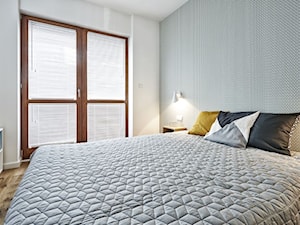 Drewniane żaluzje - apartament w Dziekanowie - Mała biała szara sypialnia, styl prowansalski - zdjęcie od RS-DESIGN