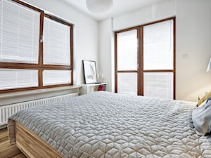 Drewniane żaluzje - apartament w Dziekanowie - Średnia biała z biurkiem sypialnia, styl prowansalski - zdjęcie od RS-DESIGN