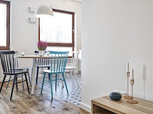 Drewniane żaluzje - apartament w Dziekanowie - Mała biała jadalnia jako osobne pomieszczenie, styl skandynawski - zdjęcie od RS-DESIGN