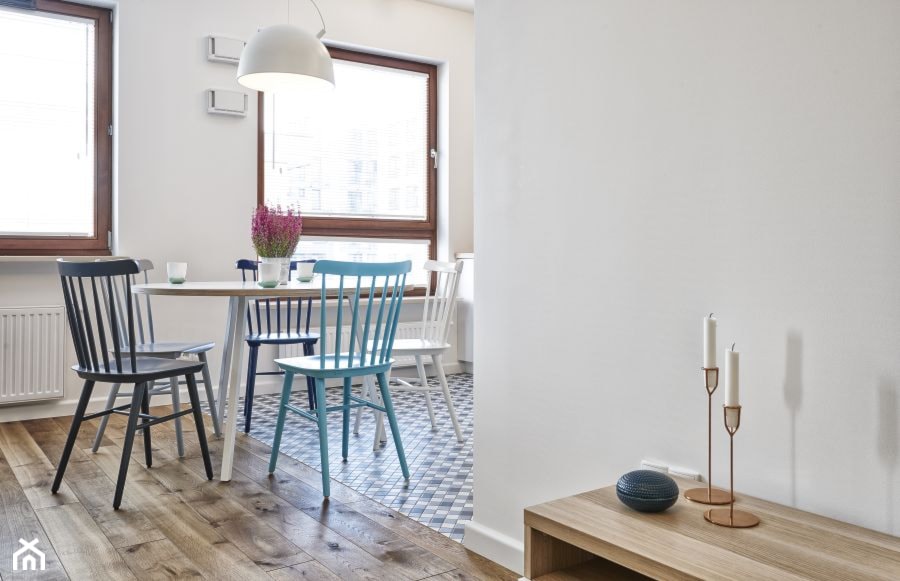 Drewniane żaluzje - apartament w Dziekanowie - Mała biała jadalnia jako osobne pomieszczenie, styl skandynawski - zdjęcie od RS-DESIGN