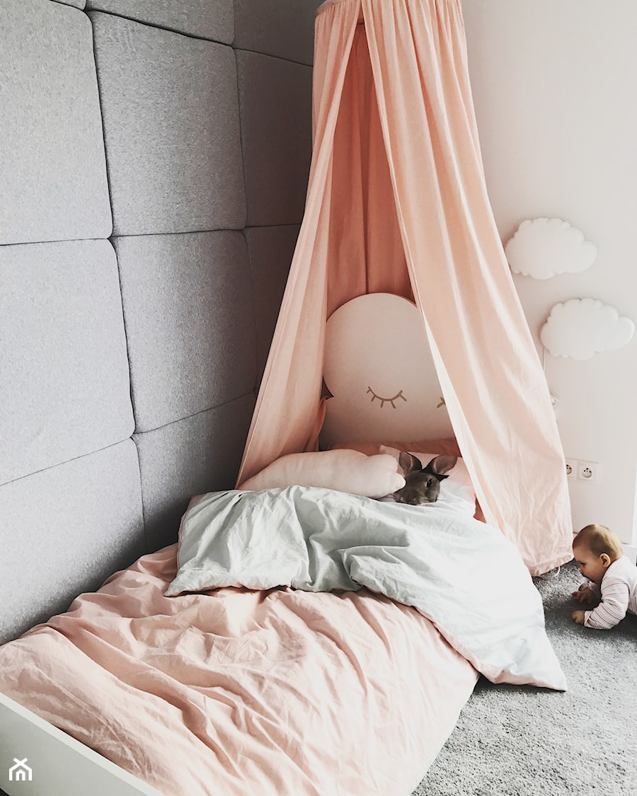 Dom pod Łodzią - Mały szary pokój dziecka dla dziecka dla dziewczynki, styl nowoczesny - zdjęcie od Archikąty