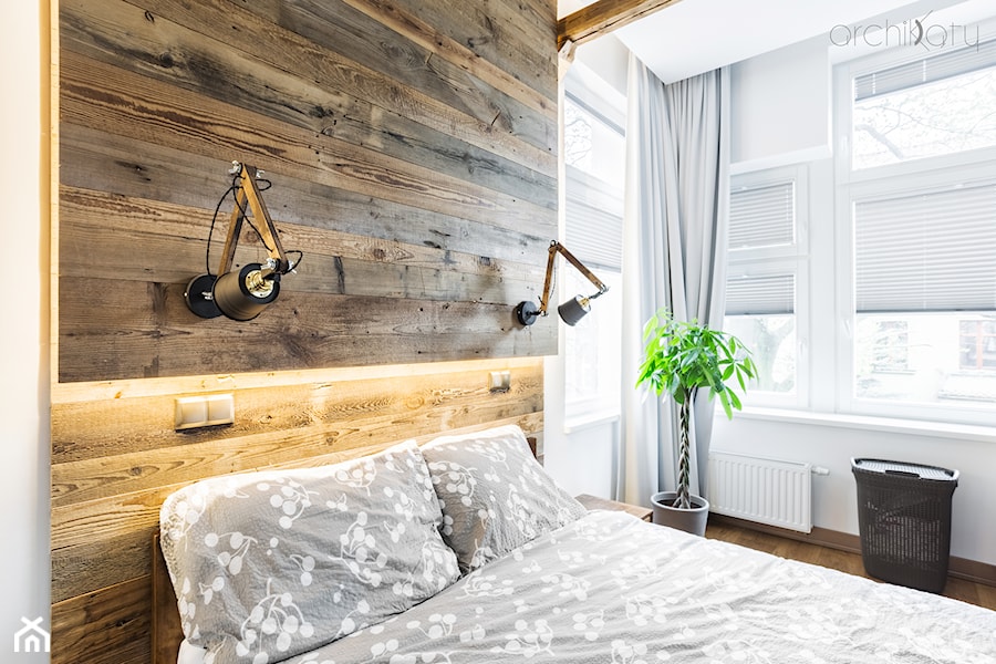 Mieszkanie w kamienicy - Mała biała sypialnia, styl rustykalny - zdjęcie od Archikąty