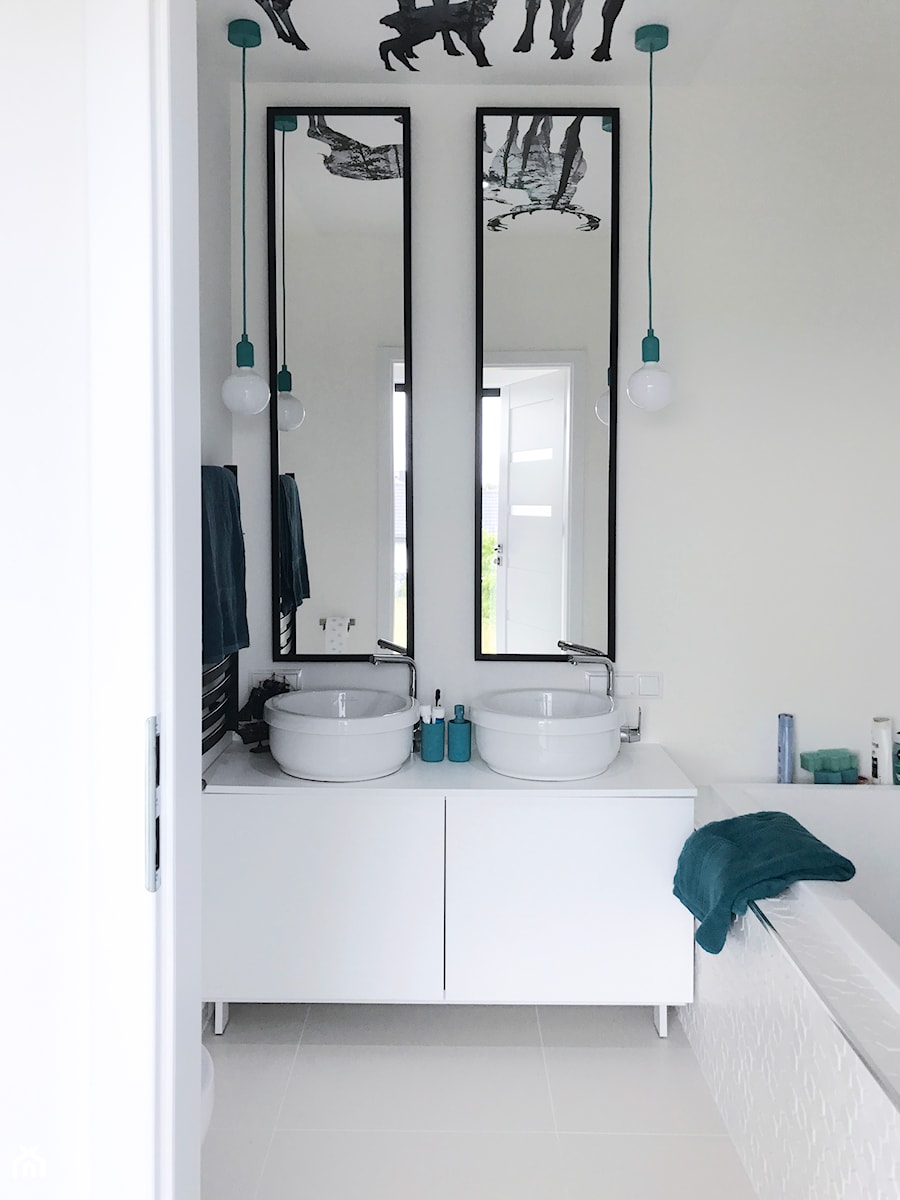 Dom pod Łodzią - Mała bez okna z lustrem z dwoma umywalkami łazienka, styl minimalistyczny - zdjęcie od Archikąty