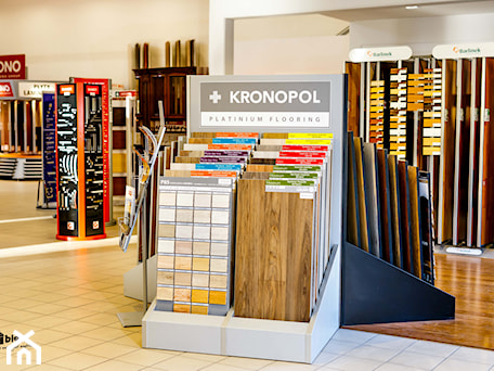 Aranżacje wnętrz - Wnętrza publiczne: Ekspozytor paneli podłogowych firmy Kronopol - Abler. Przeglądaj, dodawaj i zapisuj najlepsze zdjęcia, pomysły i inspiracje designerskie. W bazie mamy już prawie milion fotografii!