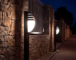Z lampami stojącymi ogród przed domem - zdjęcie od emerlampy - Homebook