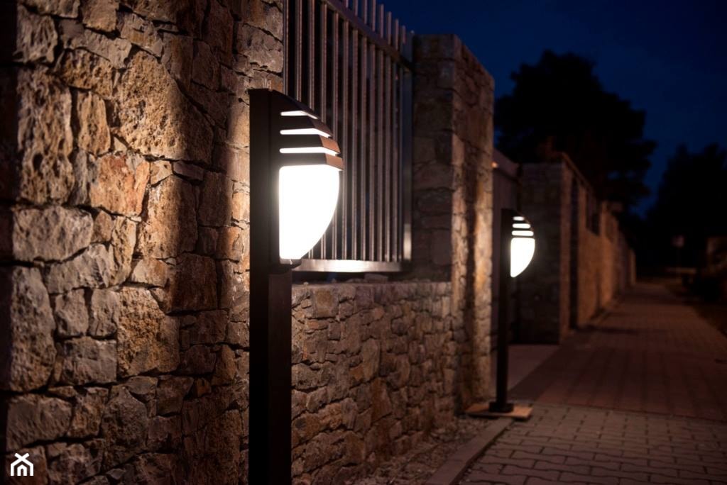 Z lampami stojącymi ogród przed domem - zdjęcie od emerlampy - Homebook