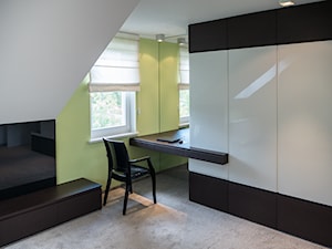 Średnie z zabudowanym biurkiem białe żółte biuro, styl minimalistyczny - zdjęcie od Inspiration Studio