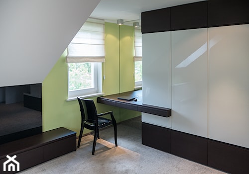 Średnie z zabudowanym biurkiem białe żółte biuro, styl minimalistyczny - zdjęcie od Inspiration Studio