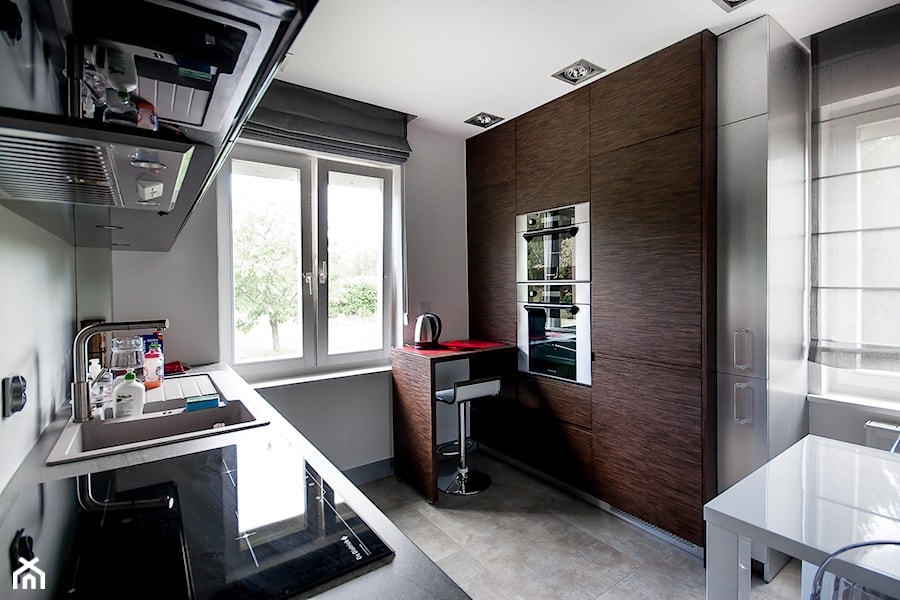Średnia otwarta zamknięta biała z zabudowaną lodówką z nablatowym zlewozmywakiem kuchnia z oknem, styl nowoczesny - zdjęcie od Inspiration Studio