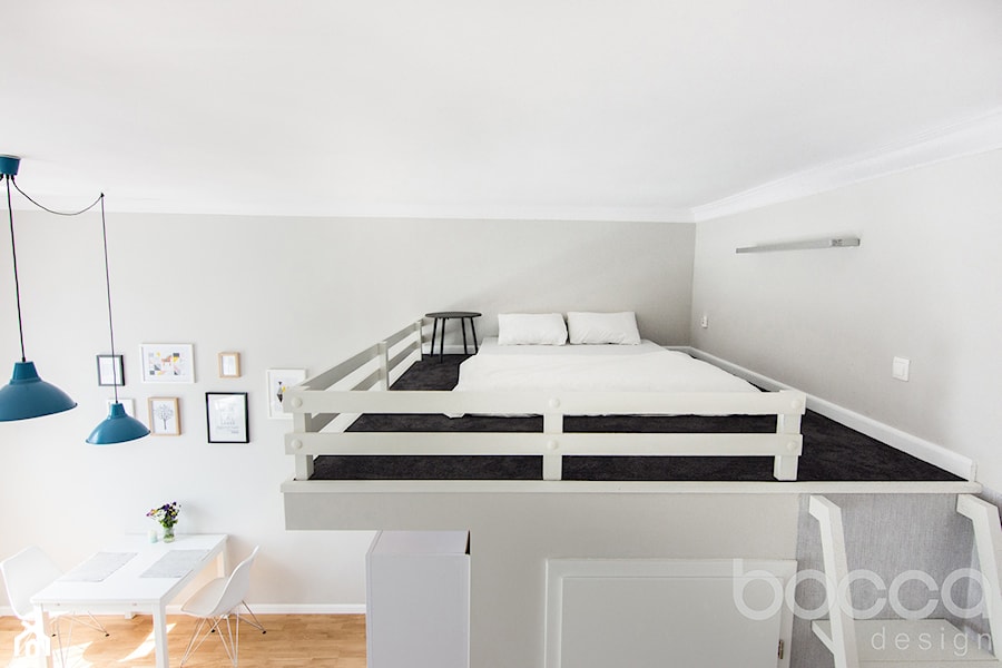 Mieszkanie z antresolą - Mała szara sypialnia, styl skandynawski - zdjęcie od Bocca design