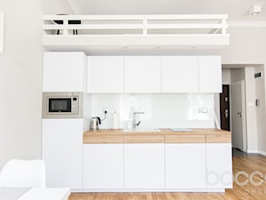 Mieszkanie z antresolą - Średnia otwarta biała szara z zabudowaną lodówką z lodówką wolnostojącą z nablatowym zlewozmywakiem kuchnia jednorzędowa, styl skandynawski - zdjęcie od Bocca design