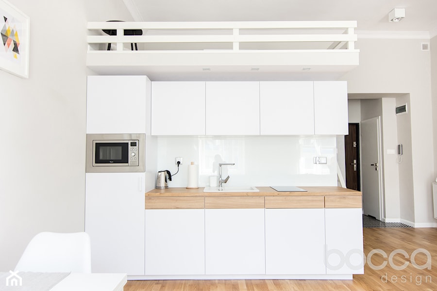 Mieszkanie z antresolą - Średnia otwarta biała szara z zabudowaną lodówką z lodówką wolnostojącą z nablatowym zlewozmywakiem kuchnia jednorzędowa, styl skandynawski - zdjęcie od Bocca design