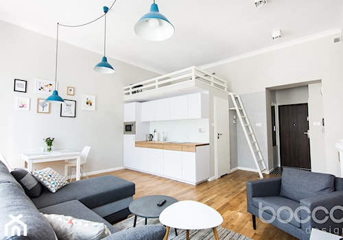 Mieszkanie z antresolą - Średni biały salon z kuchnią, styl skandynawski - zdjęcie od Bocca design