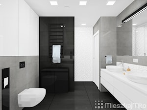 Aranżacja łazienki ze skośnym sufitem - zdjęcie od Pracownia Projektowania Wnętrz "Mieszkaj Miło"