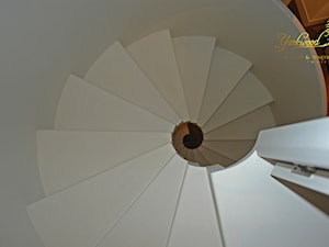 Schody stylowe z wysokim policzkiem - zdjęcie od Pracownia Yarkwood Schody & Wnętrza
