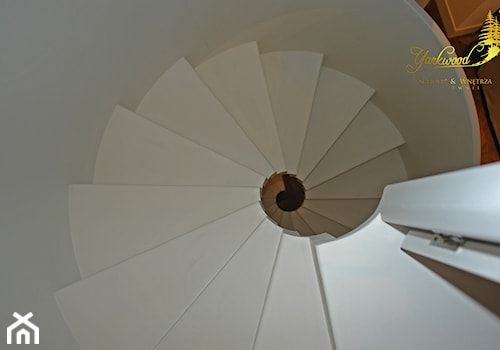 Schody stylowe z wysokim policzkiem - zdjęcie od Pracownia Yarkwood Schody & Wnętrza